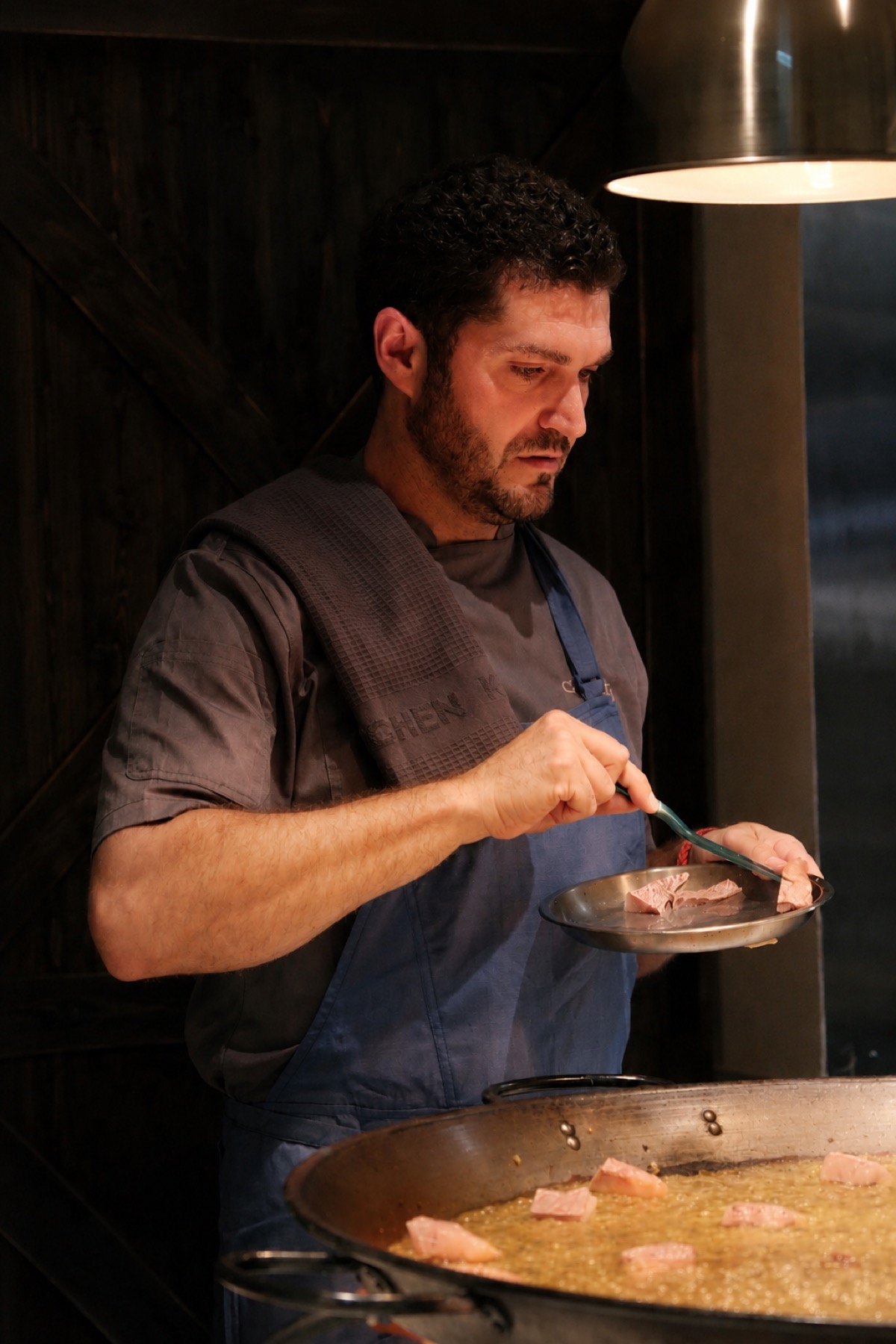 Chef Jorge Nebot 在 CAVA BAJA 烹調西班牙海鮮飯