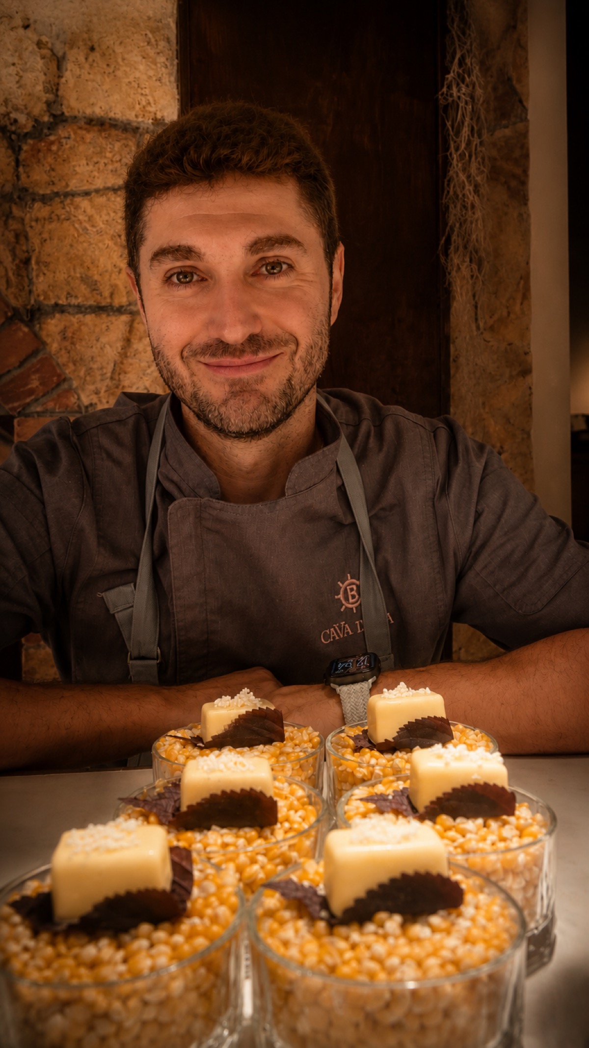 Chef Jorge Nebot 在 CAVA BAJA 準備玉米湯