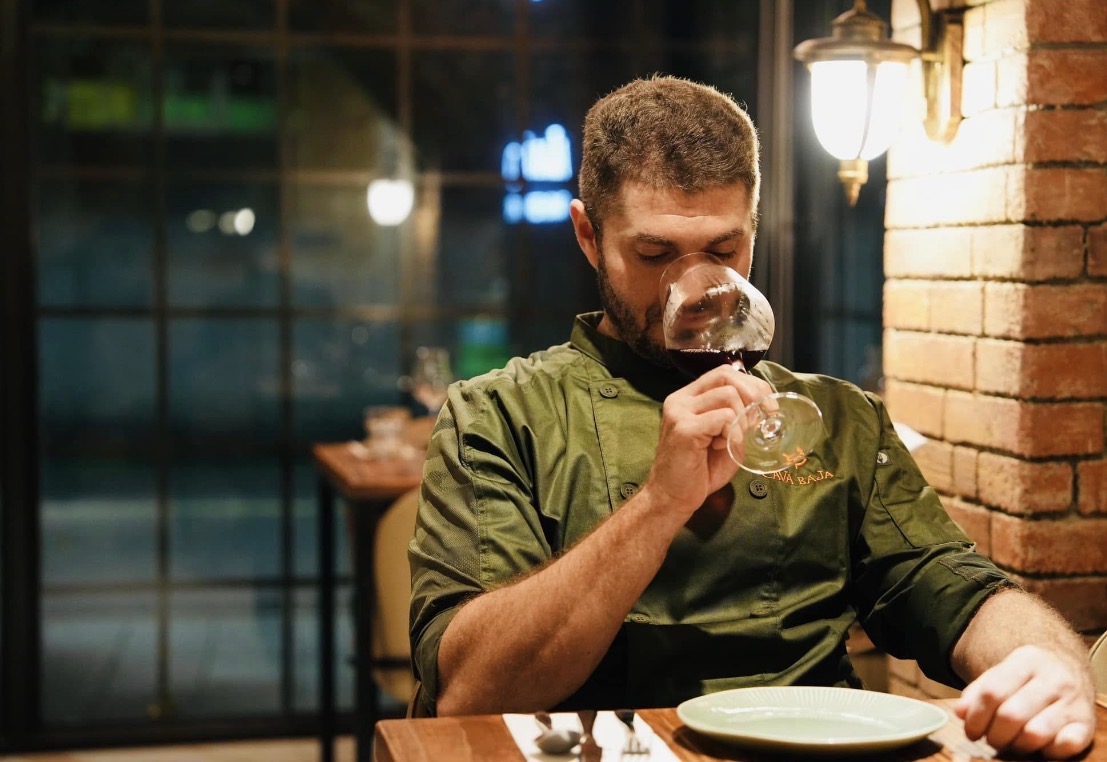 Chef Jorge Nebot 在 CAVA BAJA 品飲葡萄酒