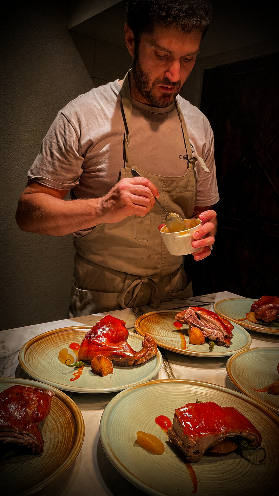 Chef Jorge Nebot 準備乳豬料理