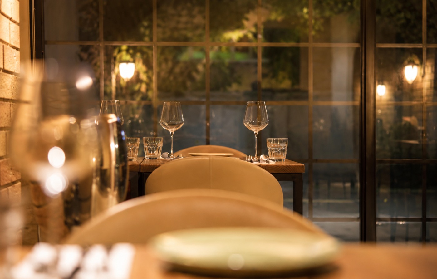 CAVA BAJA 窗邊的親密餐桌