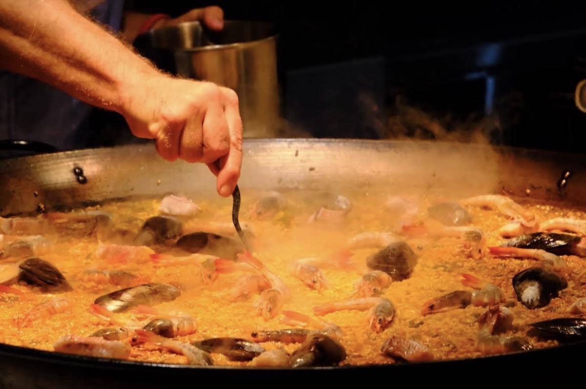 CAVA BAJA 擺在餐桌中央的西班牙海鮮飯