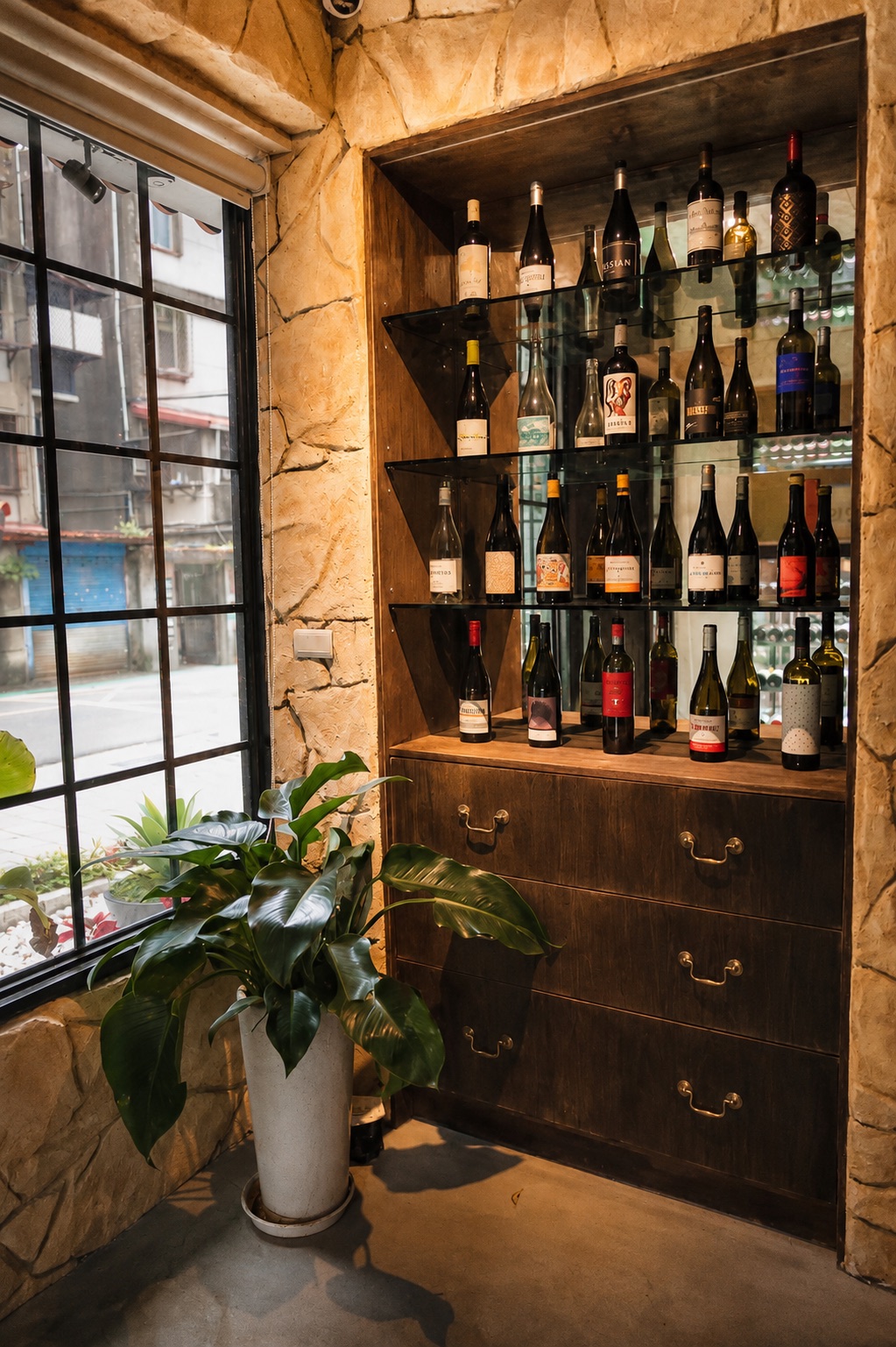 CAVA BAJA 入口陳列的西班牙葡萄酒